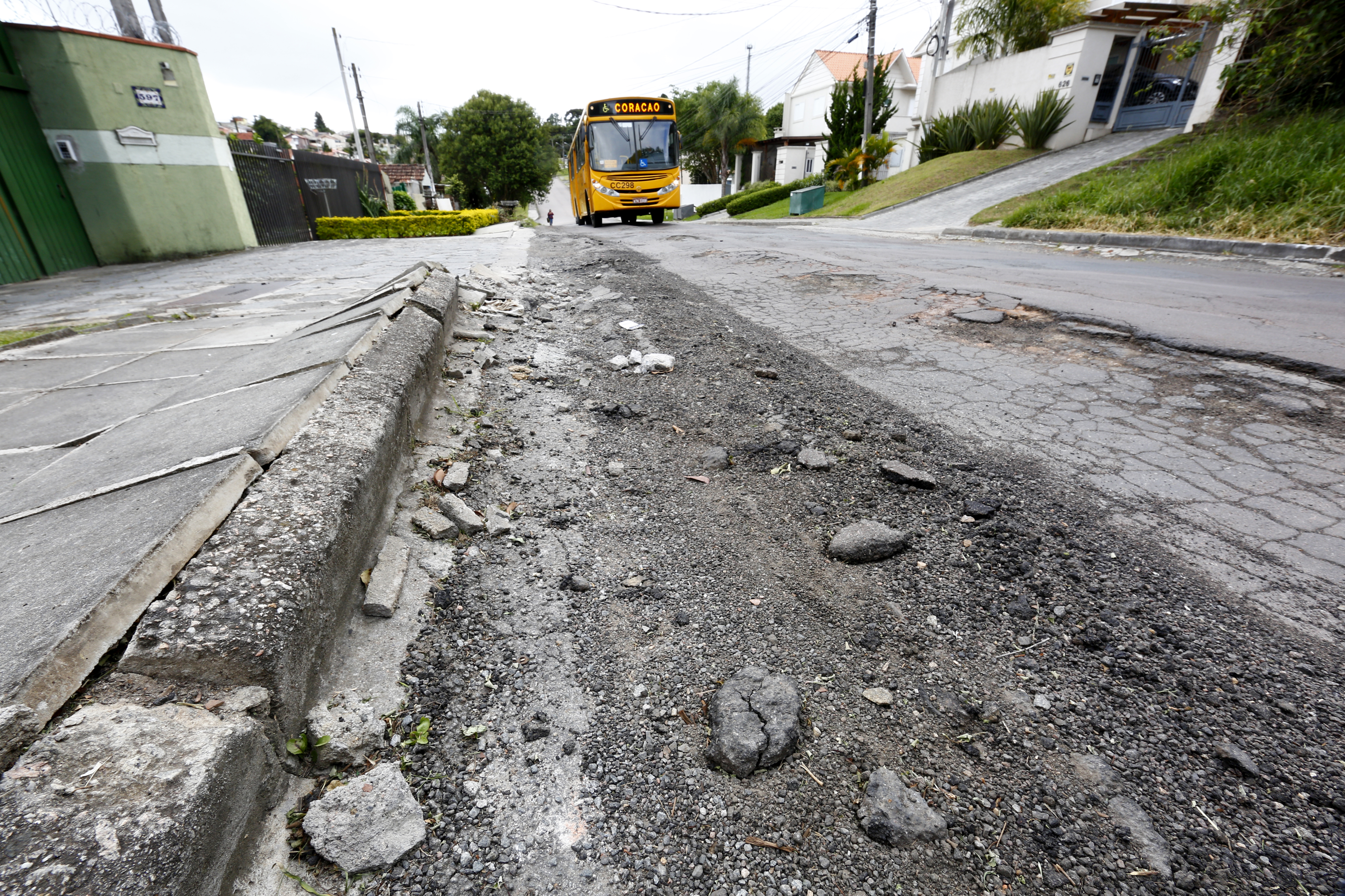 O fluxo intenso de veículos danificou o asfalto e trouxe outros problemas à região | Aniele Nascimento/Gazeta do Povo