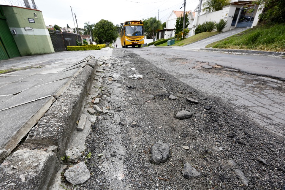 O fluxo intenso de veículos danificou o asfalto e trouxe outros problemas à região | Aniele Nascimento/Gazeta do Povo