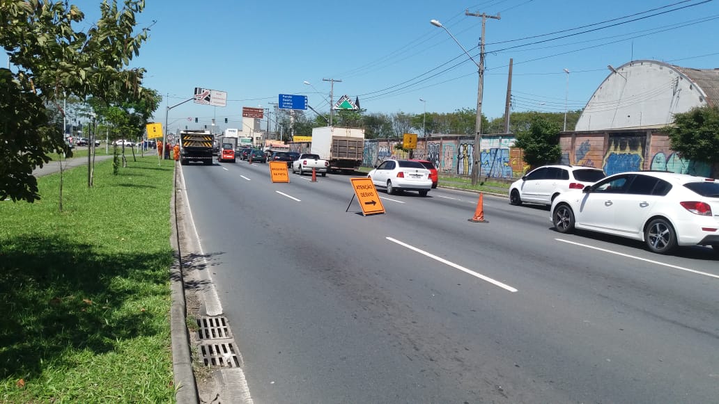 Na semana passada, obra semelhante em outro ponto da rodovia causou muita lentidão | Divulgação/PRF