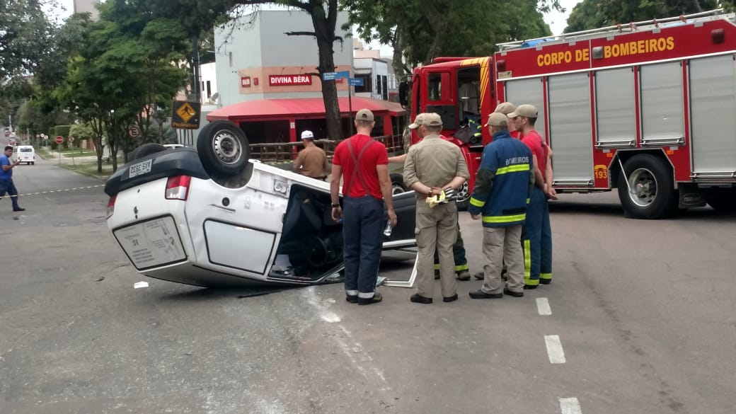 Carro capotado na Avenida dos Estados, no bairro Água Verde | Durval Ramos/Gazeta do Povo