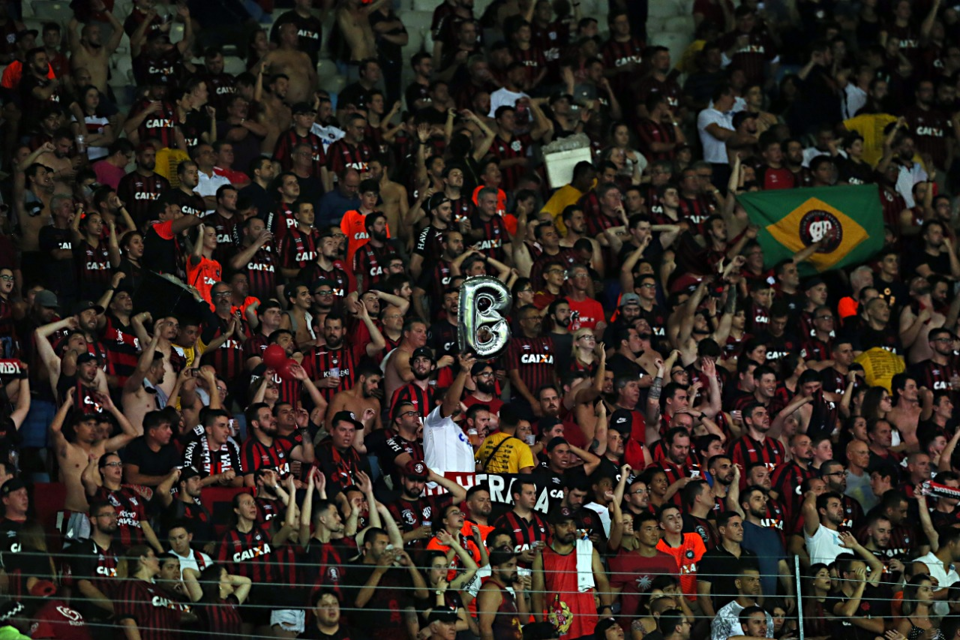 Torcida atleticana cantou mais alto no Maracanã durante toda a partida. | Albari Rosa, enviado especial/Gazeta do Povo