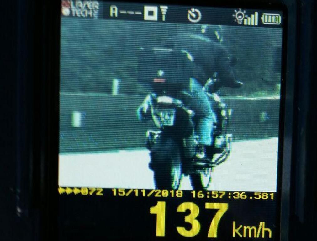 Radar flagra motociclista que tentou esconder placa na BR-277 em direção ao Litoral do Paraná | PRF PR/Divulgação