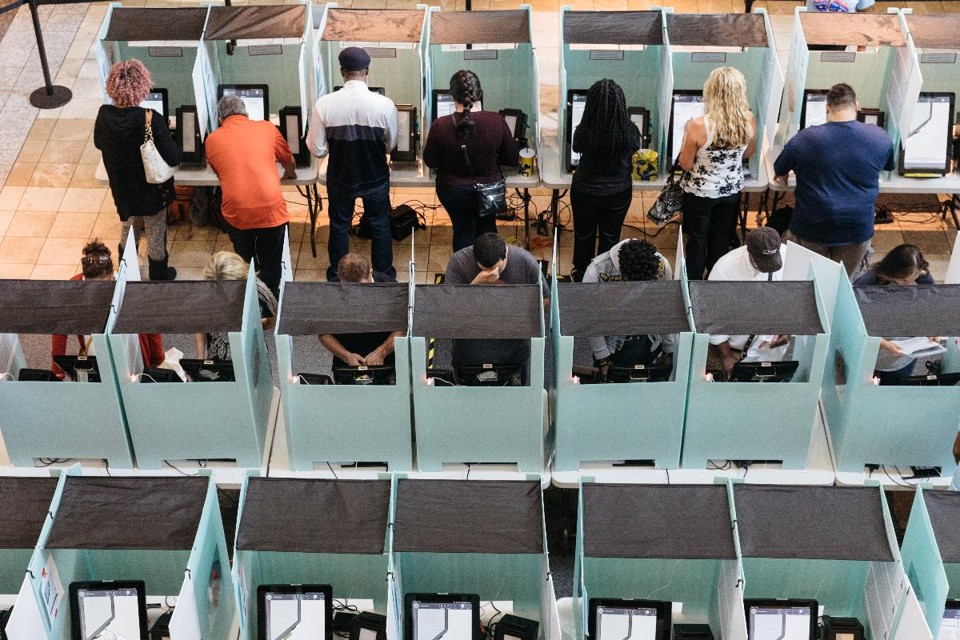 Eleitores votam em Las Vegas, nesta terça-feira (6) | Mikayla Whitmore / For The Washington Post