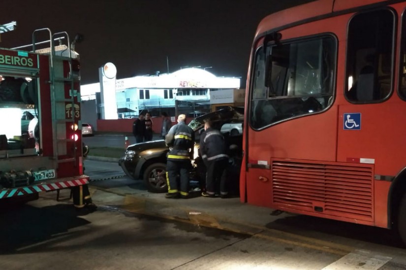 Três pessoas ficaram feridas na batida, uma em estado grave | Alex Silveira/Tribuna do Paraná.