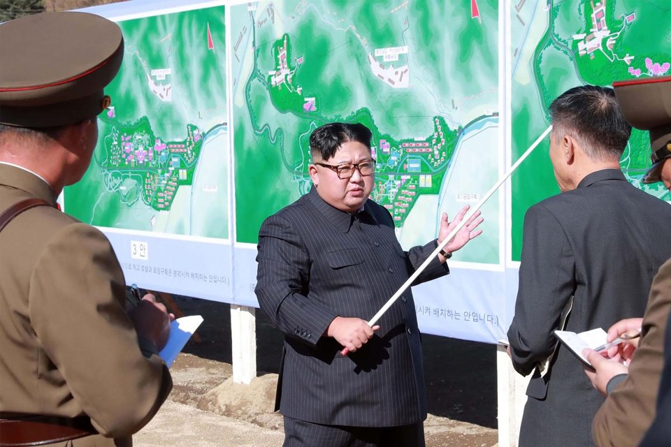 O ditador Kim Jong Un inspeciona a construção de uma área turística em Yangdok | KCNA VIA KNS / AFP