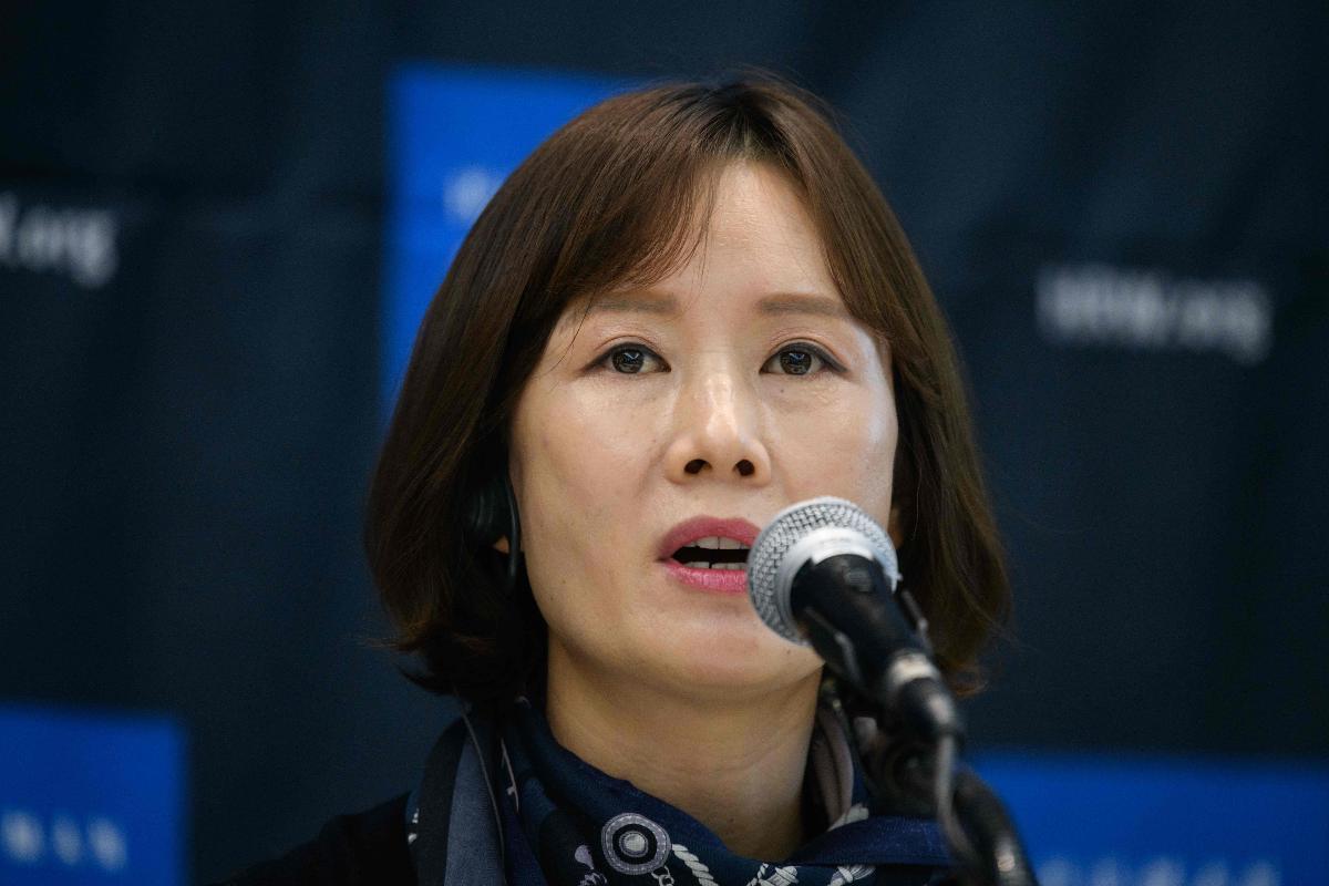 A diretora da New Korea Women's Union, Lee So Yeon, em coletiva de imprensa em Seoul (Coreia do Sul), em 1º de novembro. Policiais e outros oficiais nortecoreanos abusam de mulheres com quase total impunidade, mostra relatório | ED JONES / AFP