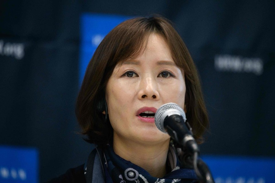 A diretora da New Korea Women's Union, Lee So Yeon, em coletiva de imprensa em Seoul (Coreia do Sul), em 1º de novembro. Policiais e outros oficiais nortecoreanos abusam de mulheres com quase total impunidade, mostra relatório | ED JONES / AFP