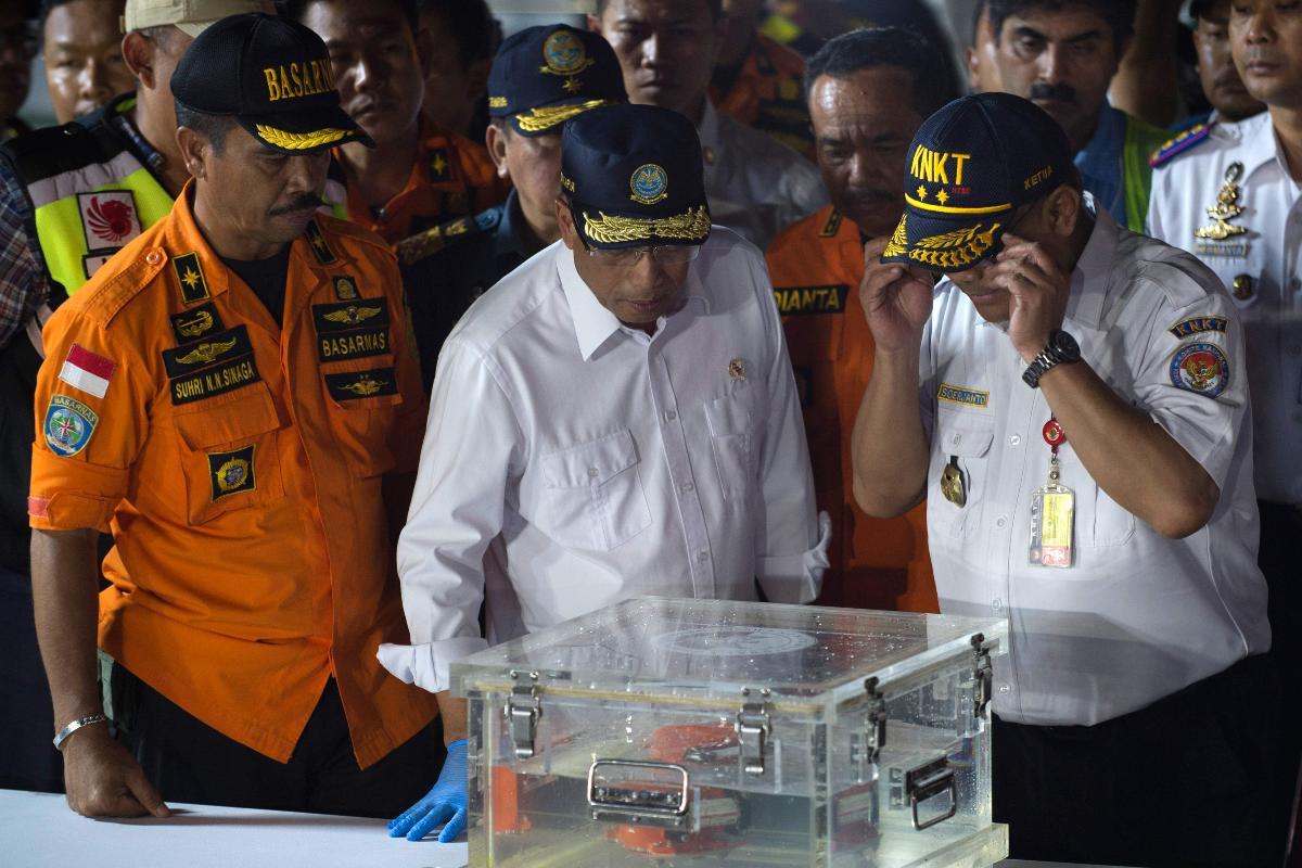 Autoridades olham o gravador de dados do voo, parte da caixa-preta do jato da Lion Air, recuperada no Mar de Java, em Jacarta (Indonésia) | BAY ISMOYO / AFP