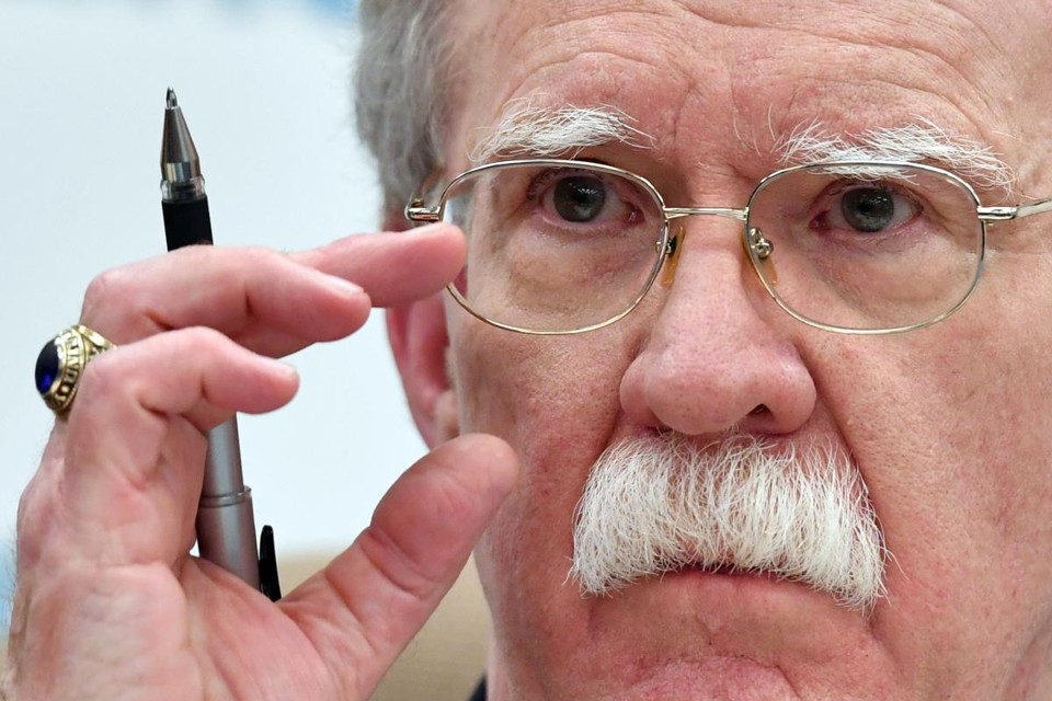 John Bolton, conselheiro de Segurança Nacional da Casa Branca, em coletiva de imprensa em Moscou, em 23 de outubro. Nesta quinta-feira (1), a Casa Branca impôs novas sanções contra Venezuela, Cuba e Nicarágua | YURI KADOBNOV / AFP