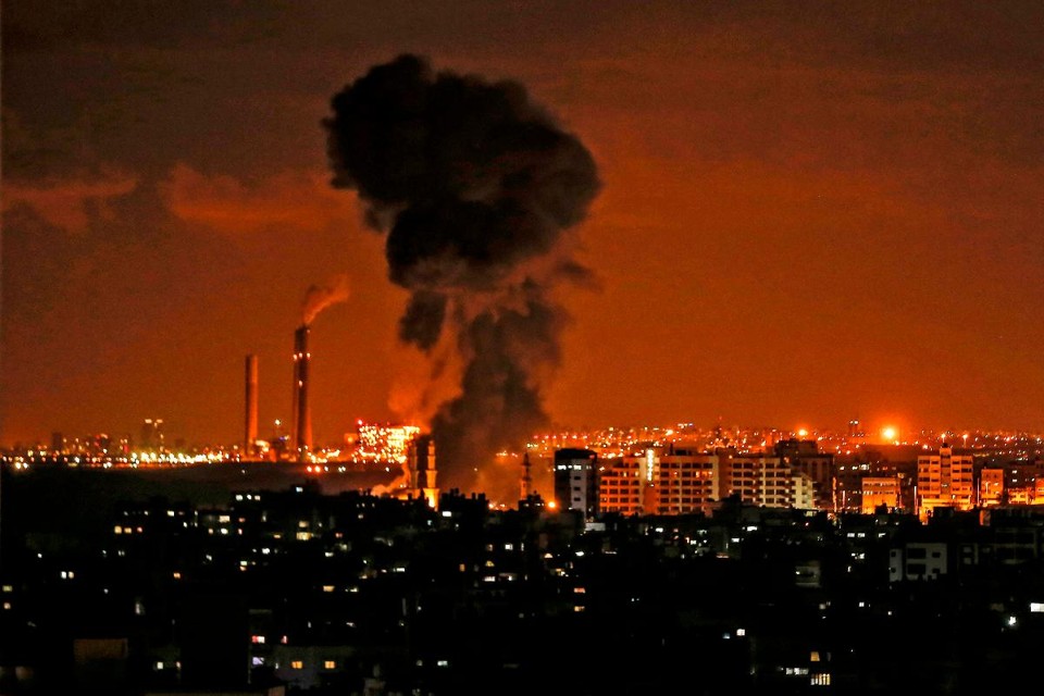 Cidade de Gaza, em 12 de novembro. Fumaça é vista durante ataque aéreo de Israel contra enclave palestino comandado pelo Hamas | MAHMUD HAMS / AFP