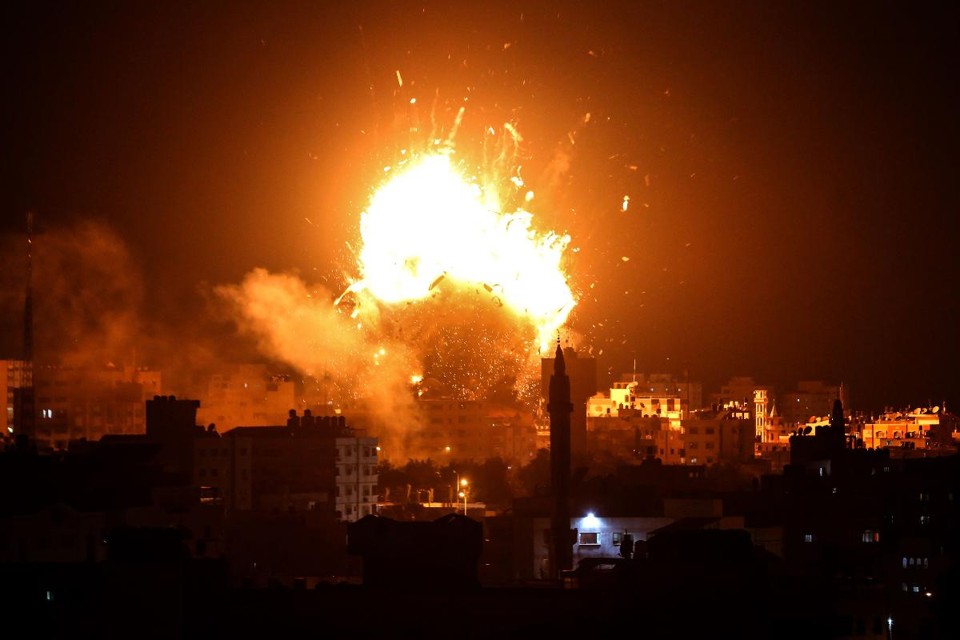 Ataque de Israel a um prédio da televisão estatal palestina al-Aqsa, na Faixa de Gaza | BASHAR TALEB/AFP