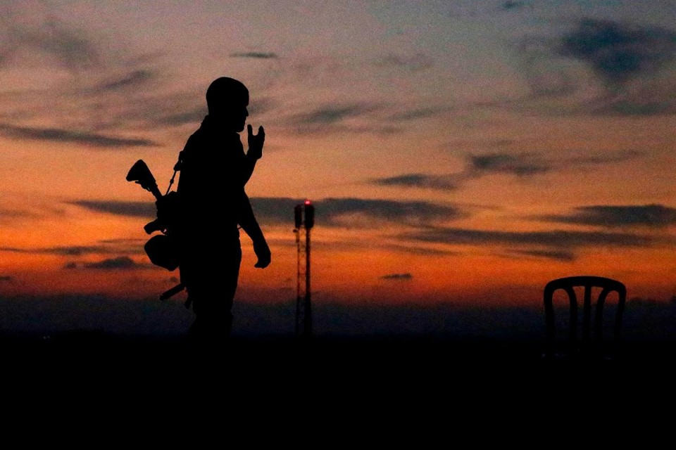 Soldado israelense na cidade de Sderot, no sul do país, em 13 de novembro. Militantes da Palestina na Faixa de Gaza anunciaram um cessar-fogo com Israel nesta terça-feira | JACK GUEZ / AFP