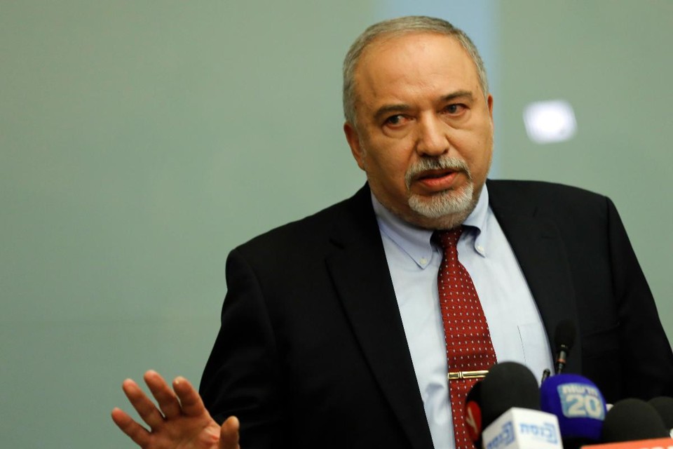 O ministro da Defesa israelense, Avigdor Lieberman, fala durante uma coletiva de imprensa no Paralmento, em Jerusalém | MENAHEM KAHANA/AFP