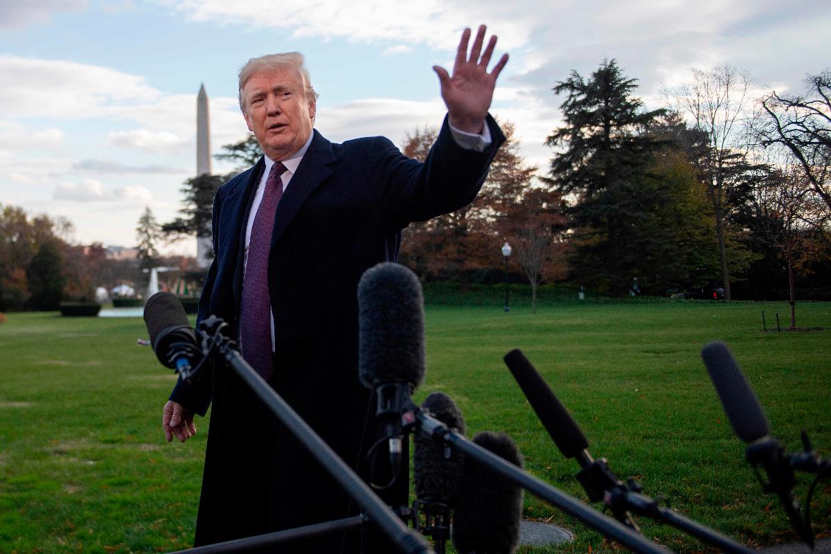 Donald Trump acena após falar com a imprensa enquanto deixa a Casa Branca, em Washington, para Palm Beach, na Flórida, para o feriado de Ação de Graças | JIM WATSON / AFP