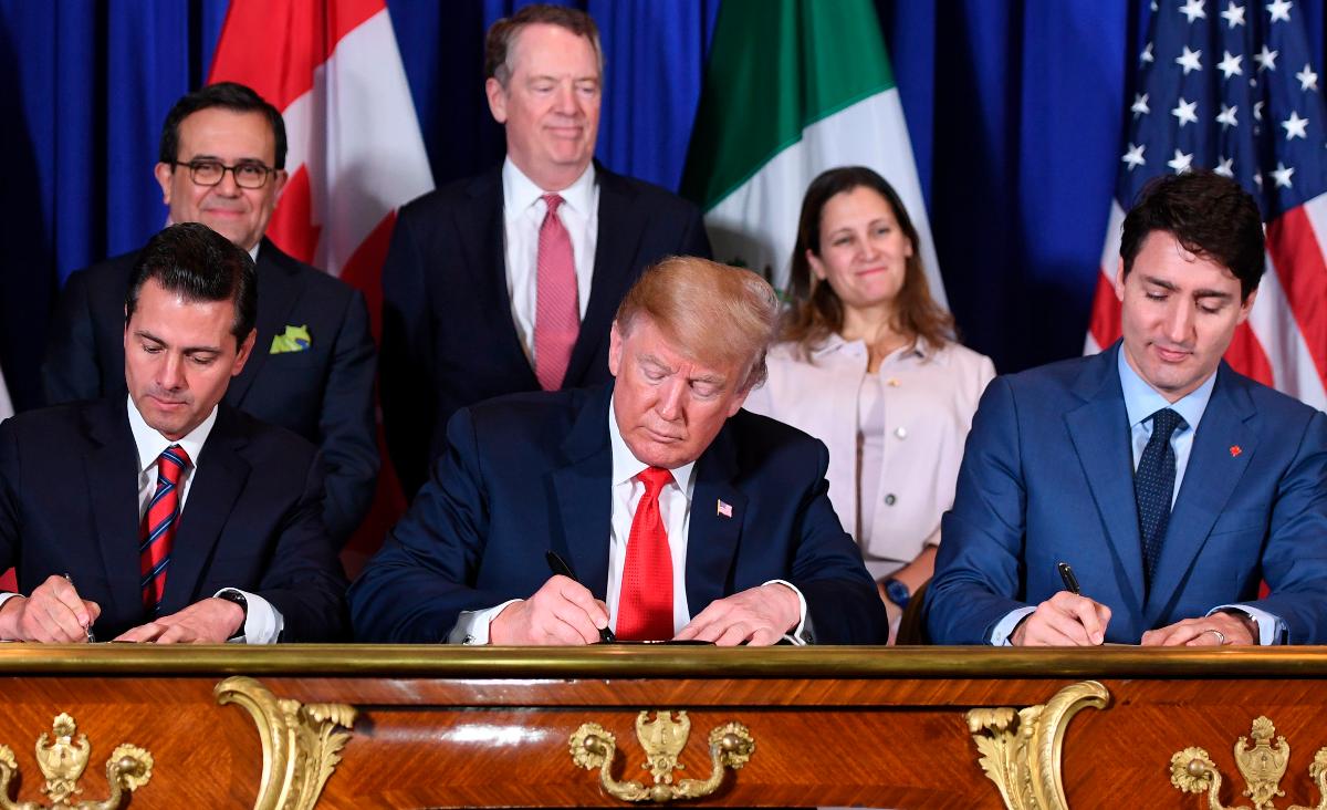 Presidente do México, Enrique Pena Nieto (E), o presidente dos EUA, Donald Trump, e o primeiro-ministro canadense, Justin Trudeau, assinam um novo acordo de livre comércio da América do Norte durante a cúpula do G20, em Buenos Aires | SAUL LOEB/AFP
