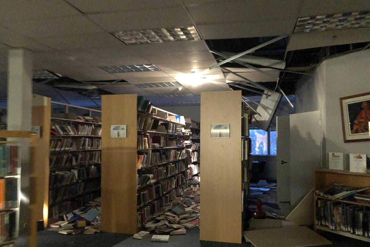 Livros e partes do teto caídos no chão em uma biblioteca do Mat-Su College em Anchorage, Alasca, após terremoto de magnitude 7 | HOLLY A. BELL / AFP