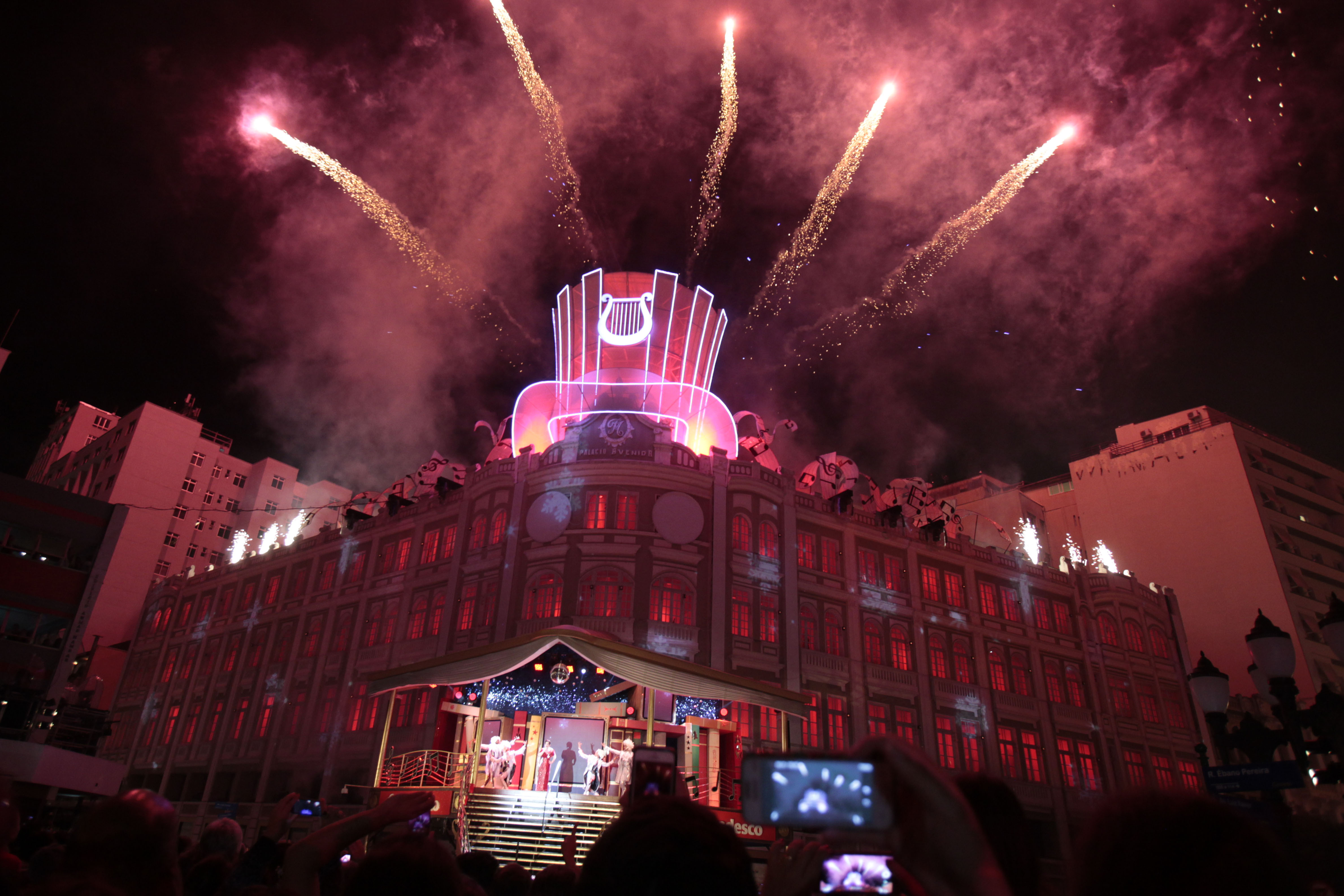 Bloqueio nas ruas começam 15 minutos antes do espetáculo de Natal no Palácio Avenida. | Marco Charneski/Tribuna do Paraná