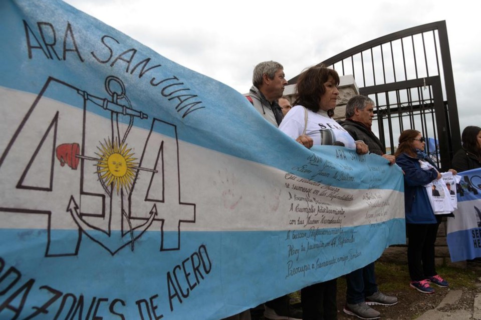 Parentes das vítimas do submarino ARA San Juan: corpos podem nunca serem resgatados. | Alfonsina Tain/AFP