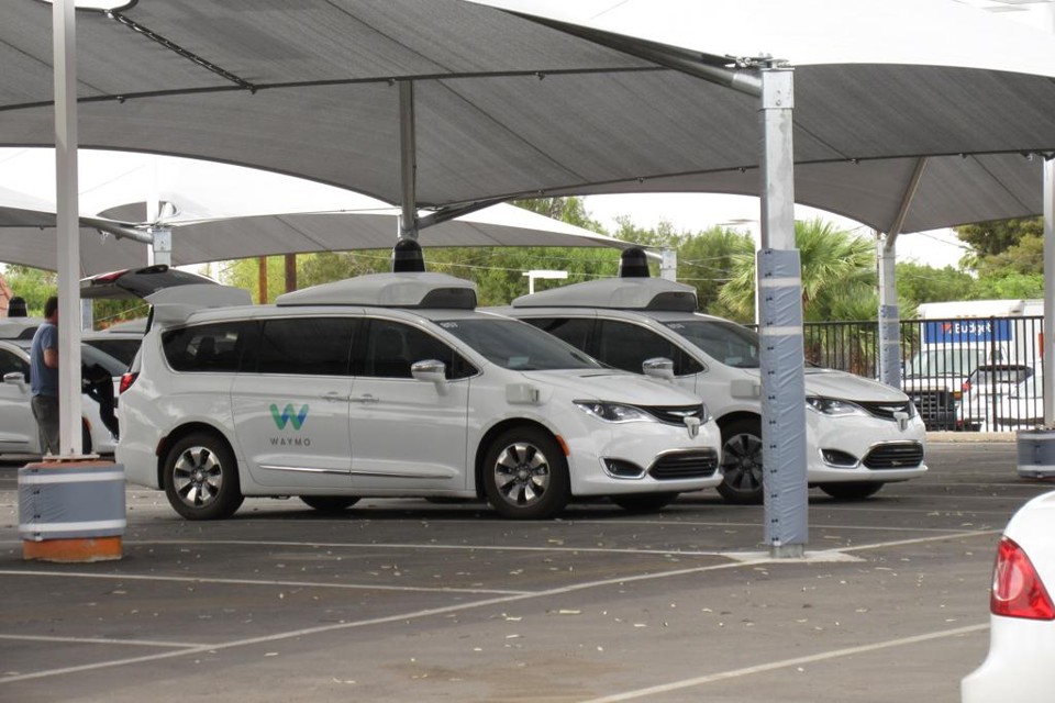 As minivans da Waymon, uma empresa da holding do Google. | zombieite/Flickr