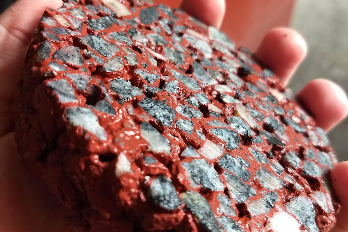 O modo de preparo do concreto permeável é praticamente o mesmo usado no tradicional: o que muda são as dosagens dos materiais. | Divulgação.