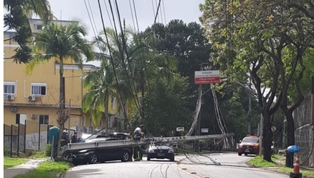 Poste caído na Avenida Cândido Hartmann nesta segunda (12) | Setran/Divulgação