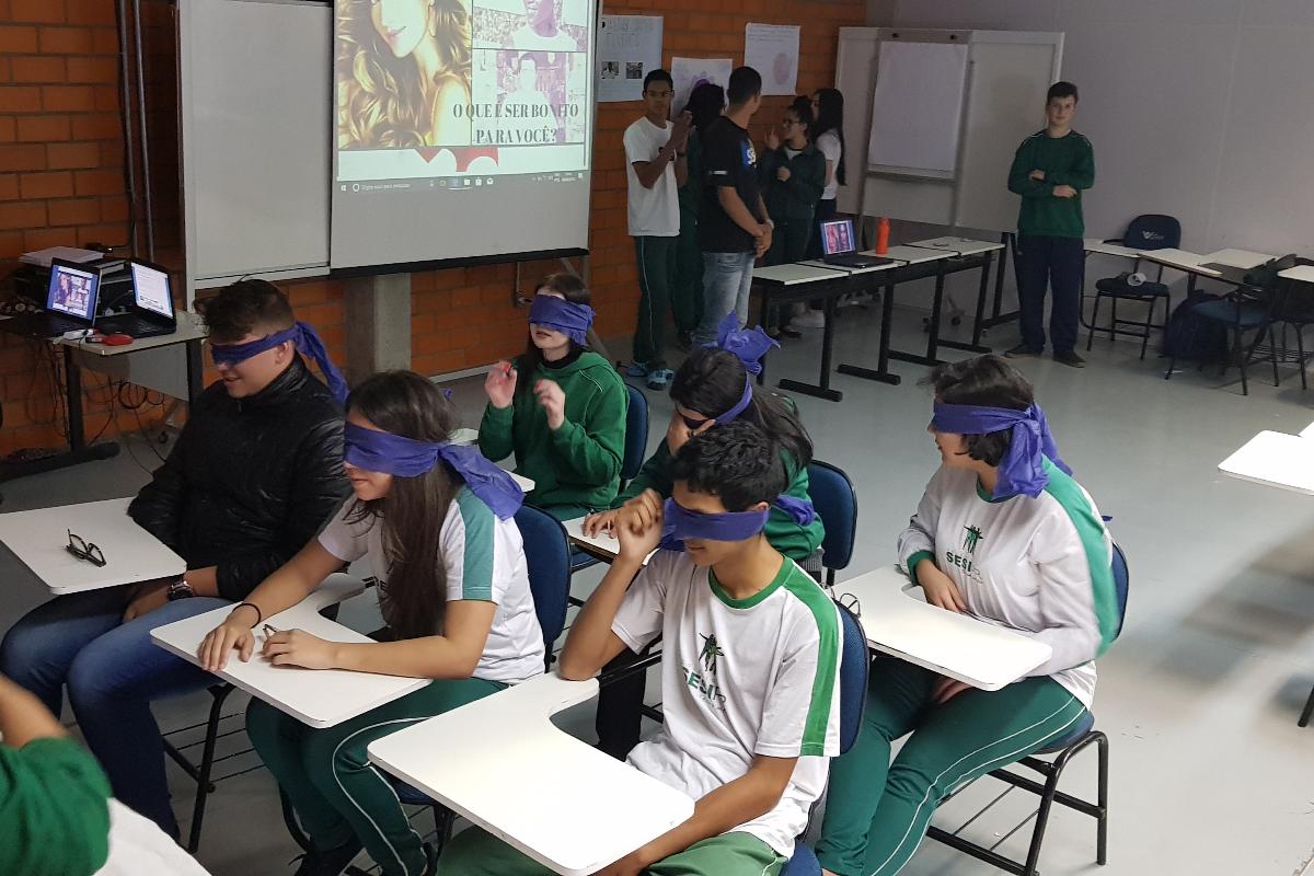 Alunos do Colégio Sesi de Araucária em atividade sobre padrões de beleza |