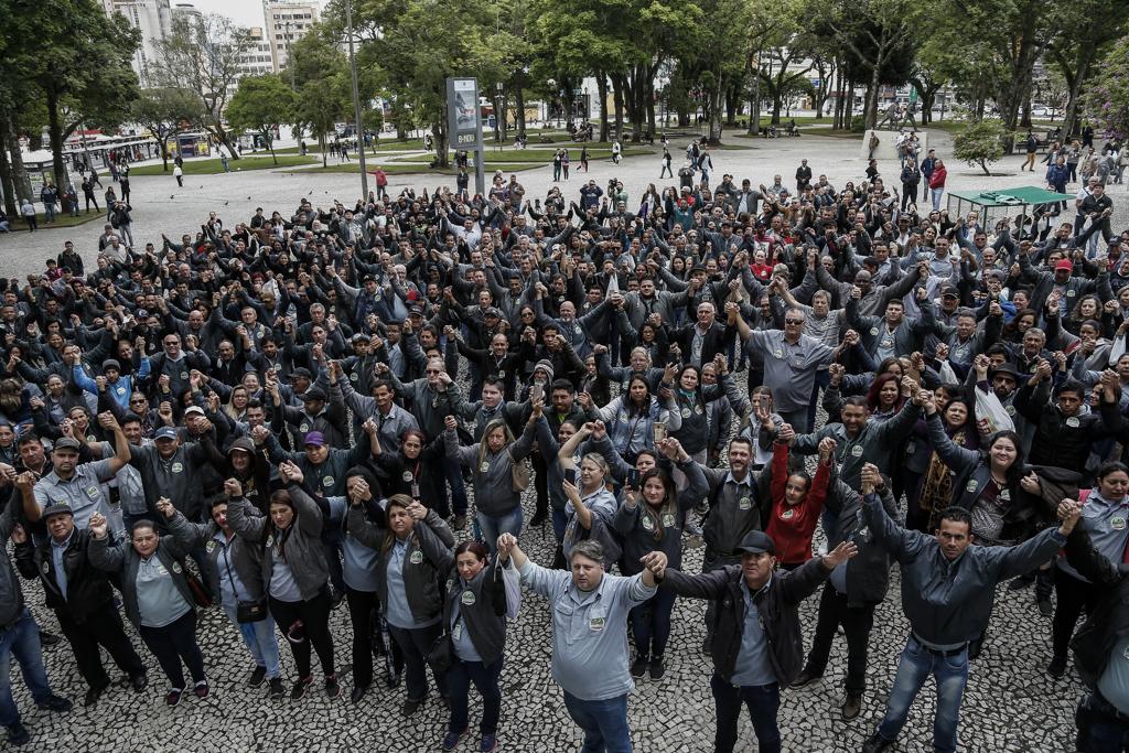 Motoristas e cobradores de ônibus partem em carreata do Sindimoc até a prefeitura na tarde desta terça. | André Rodrigues/Gazeta do Povo