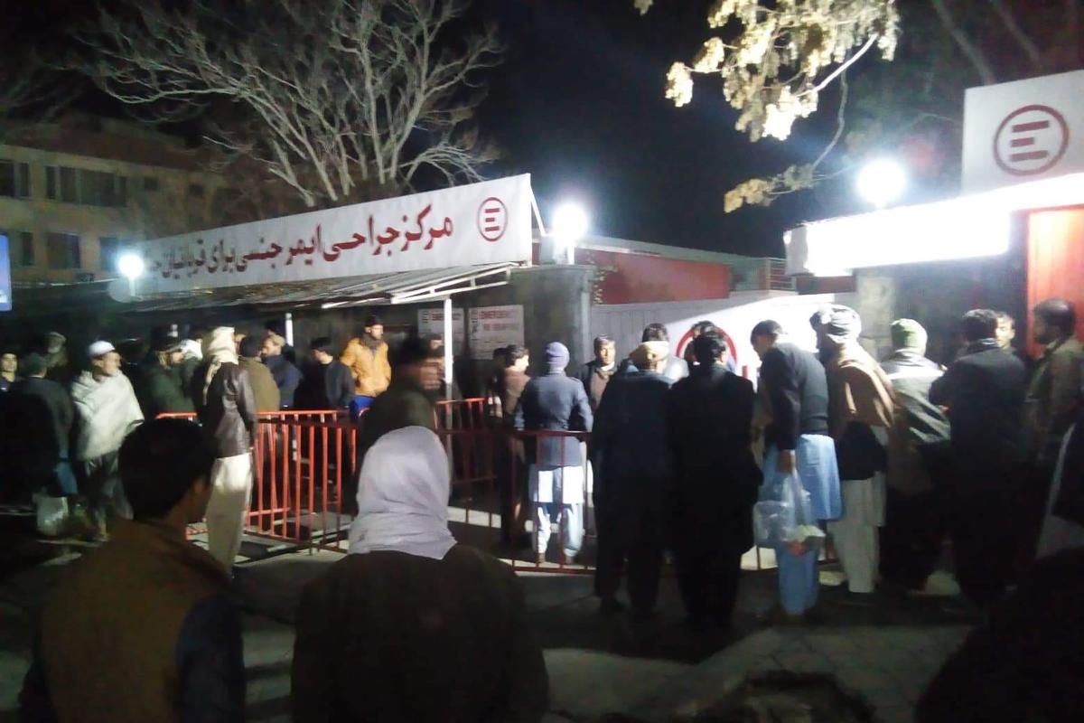 Familiares de vítimas de um ataque de homem-bomba esperam em frente a um hospital da organização italiana "Emergency", em Cabul, 20 de novembro | -AFP