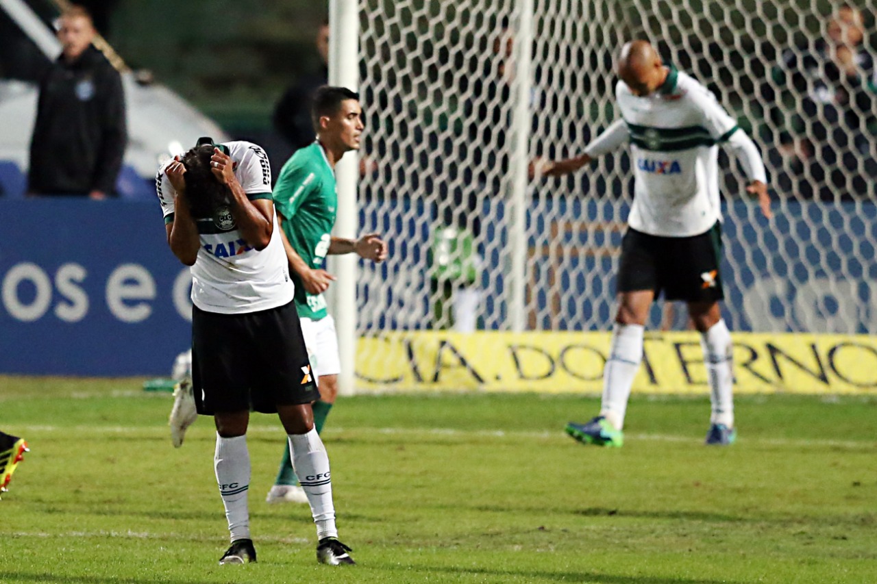 Jogadores do Coritiba lamentam segundo gol do Guarani. Foto: Albari Rosa/Gazeta do Povo. | Albari Rosa/Gazeta do Povo/