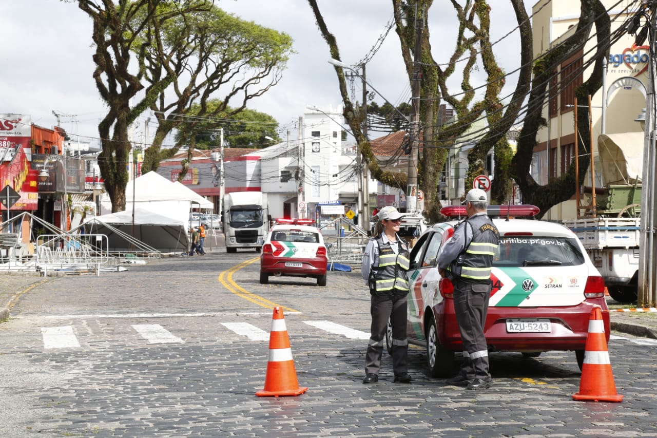 Agentes da Setran orientam os motoristas no bloqueio na Avenida Manoel Ribas. | Aniele Nascimento/Gazeta do Povo