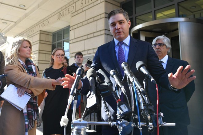 O correspondente da CNN na Casa Branca, Jim Acosta, fala com repórteres ao lado de fora do Tribunal em Washington, nos EUA | MANDEL NGAN/AFP
