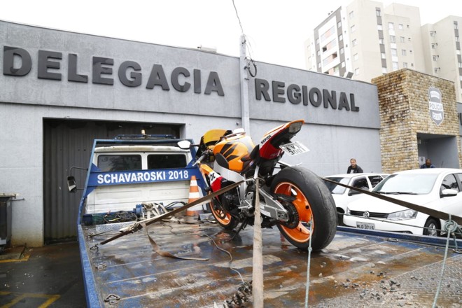 Moto foi apreendida pela polícia na casa de Edison Brittes Jr. | Aniele Nascimento / Gazeta do Povo