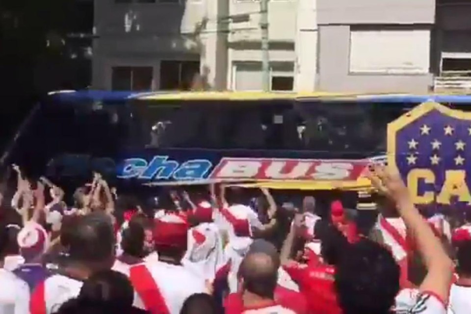 Momento em que o ônibus do Boca é atacado pela torcida do River com pedras e garrafas. | Reprodução / Twiter Diário Olé