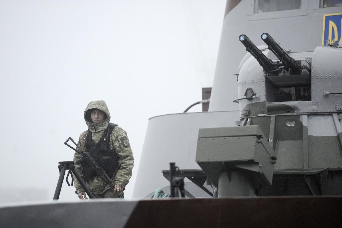 Soldado ucraniano faz patrulha a bordo da embarcação militar chamada "Dondass", no Mar de Azov | SEGA VOLSKII / AFP