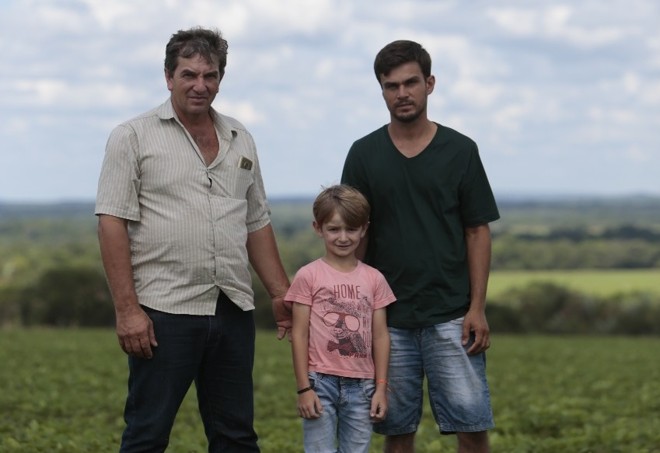 Produtor rural Ivaldo Oliveira com os filhos Felipe (caçula) e Aelton | Fernando Zequinão/Gazeta do Povo