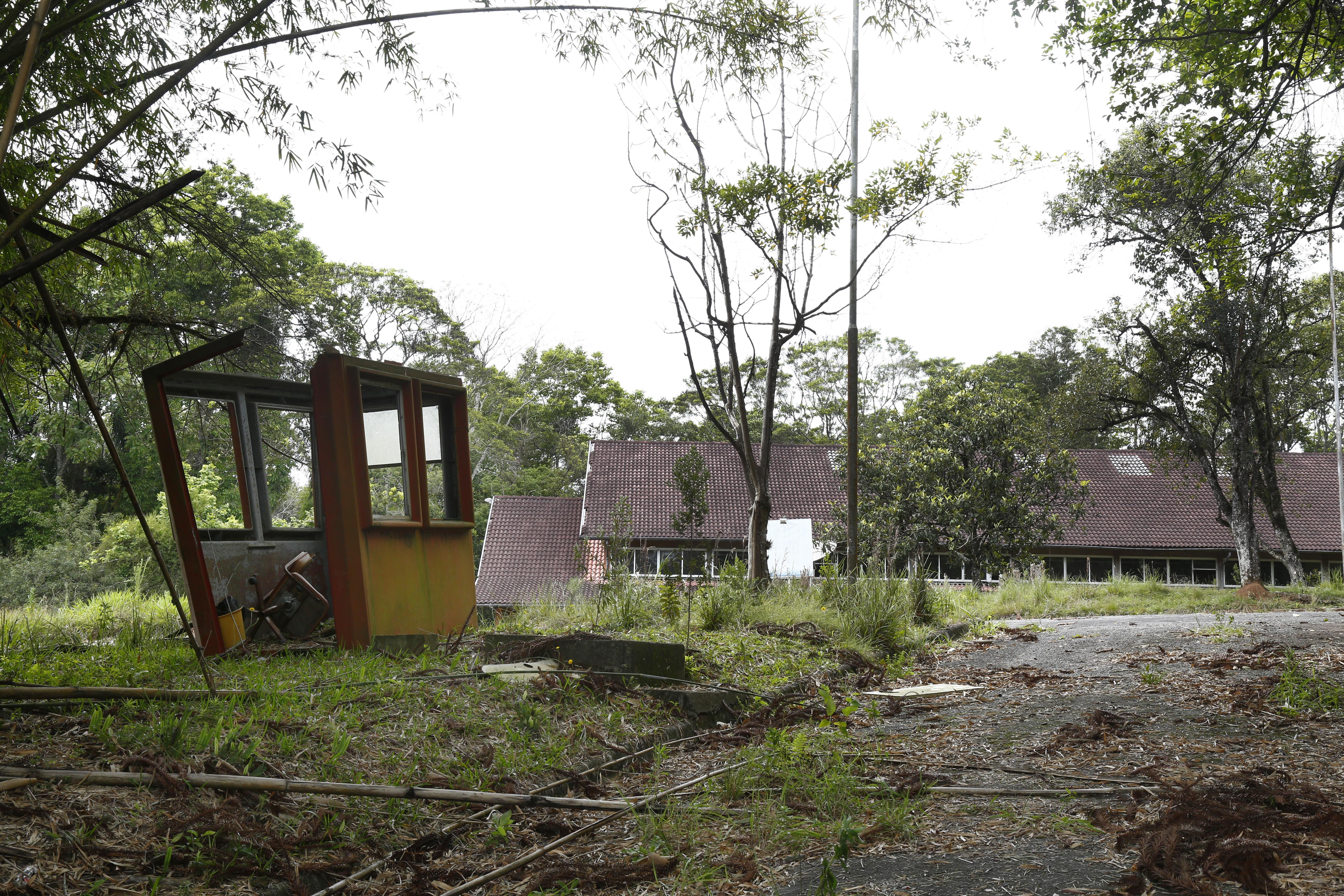Área do antigo Complexo Banestado, no bairro Santa Cândida: situação de abandono que preocupa vizinhos. | Aniele Nascimento/Gazeta do Povo