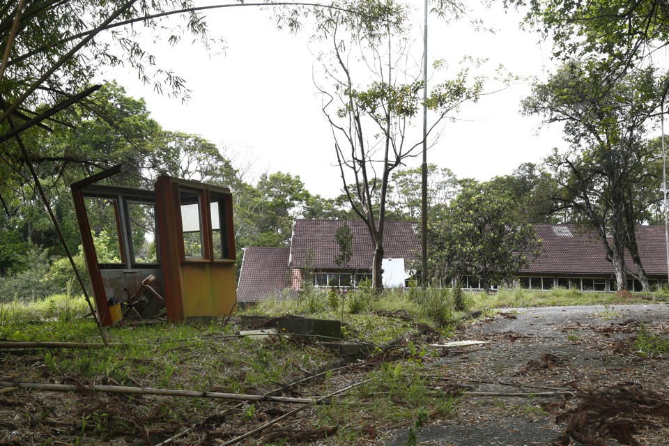 Área do antigo Complexo Banestado, no bairro Santa Cândida: situação de abandono que preocupa vizinhos. | Aniele Nascimento/Gazeta do Povo