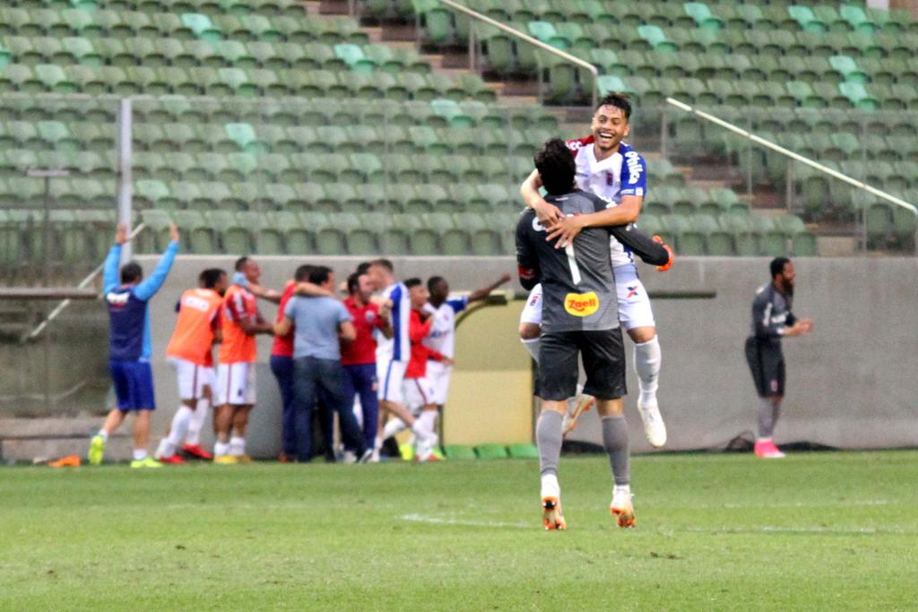 Jogadores comemoram gol que deu a vitória ao Paraná após 18 jogos | FERNANDO MORENO/ESTADÃO CONTEÚDO