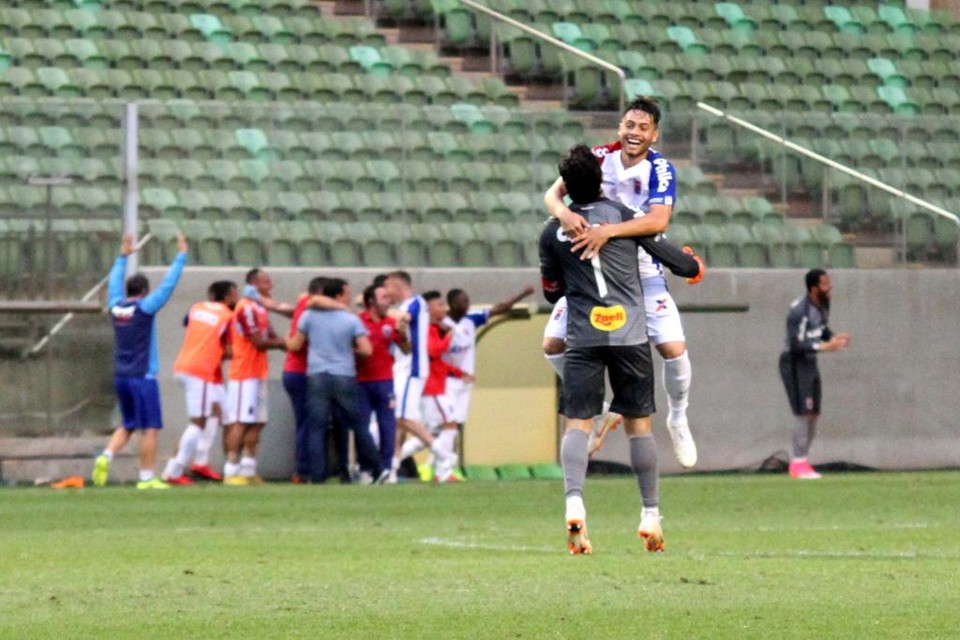Jogadores comemoram gol que deu a vitória ao Paraná após 18 jogos | FERNANDO MORENO/ESTADÃO CONTEÚDO