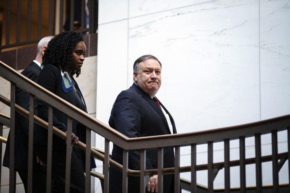 Secretário de Estado dos EUA, Mike Pompeo, chegando ao Capitólio para falar com os senadores, na quarta-feira (28) | Al Drago/Bloomberg