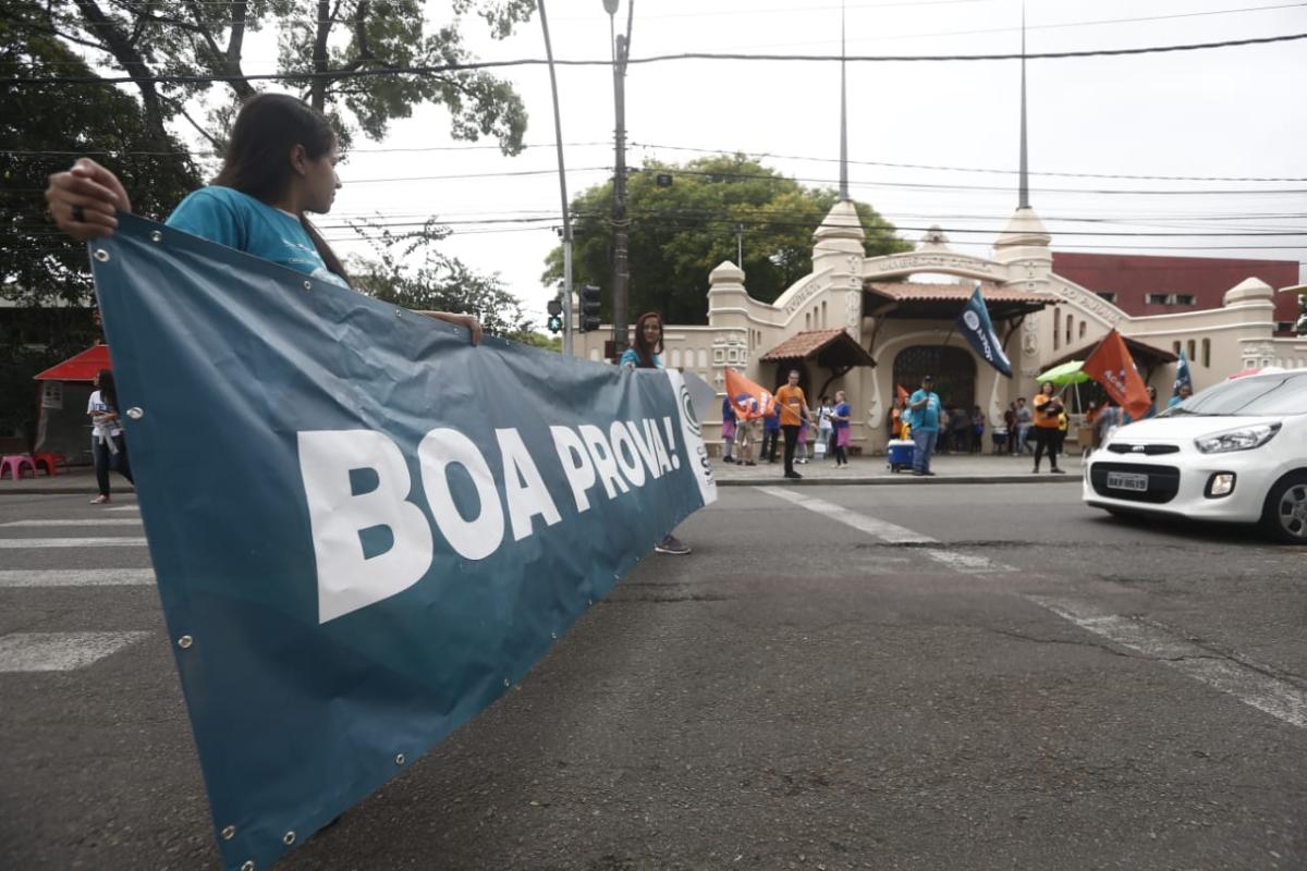 Entrada do câmpus da PUCPR no Prado Velho neste domingo (4). | André Rodrigues/ Gazeta do Povo