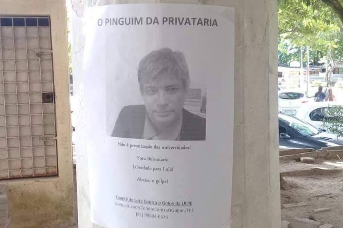 Cartazes com a foto do professor Rodrigo Jungmann descrevendo-o como “o pinguim da privataria”. | Reprodução/Facebook.