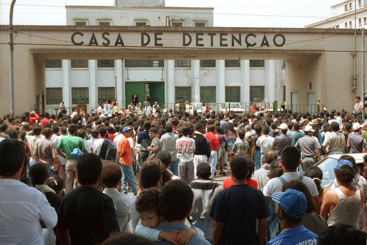 Outubro de 1992: multidão de parentes e curiosos lota a entrada da Casa de Detenção de São Paulo e espera apreensiva pelo final do confronto entre detentos e policiais. | Heitor Hui/Agência Estado/Arquivo