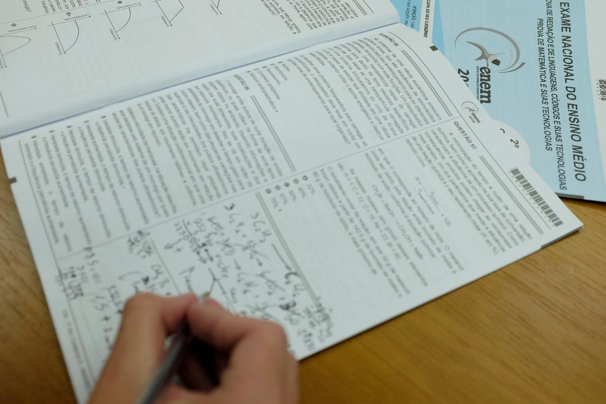 Teorias de esquerda, movimentos sociais e ideologia de gênero são enfatizadas nas questões objetivas, mas sem espaço para pensadores liberais ou transmissão de valores morais. | Henry MilleoGazeta do Povo