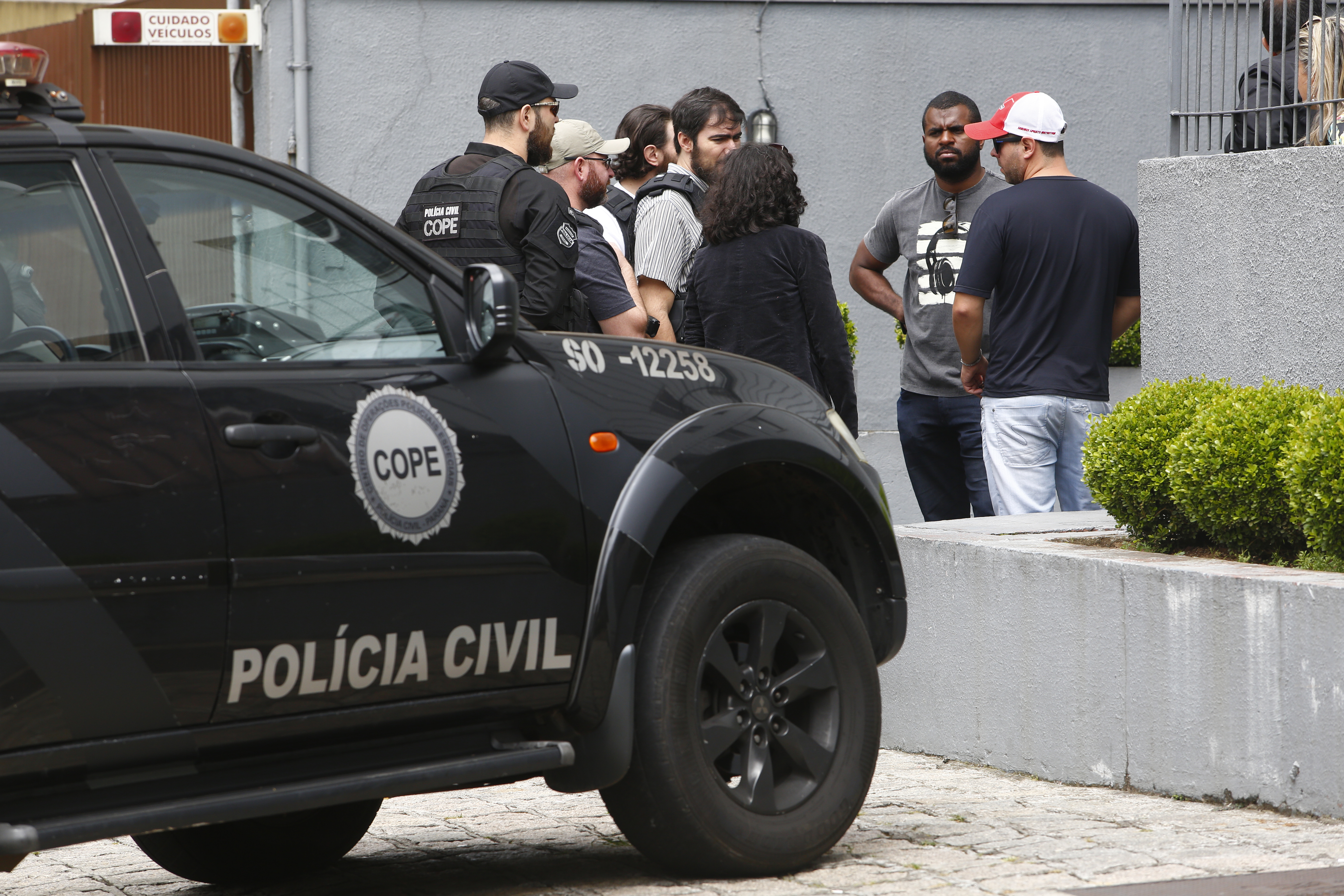 Agentes da Corregedoria e do Cope deram apoio à PM durante o surto do policial civil que parou o Água Verde. | Aniele Nascimento/Gazeta do Povo