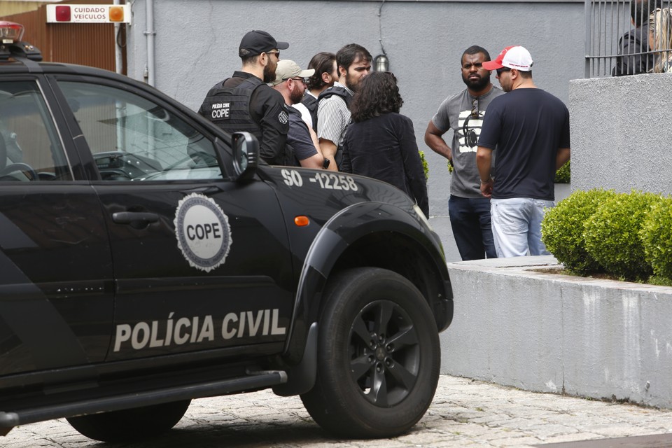 Agentes da Corregedoria e do Cope  deram apoio à PM durante o surto do policial civil que parou o Água Verde. | Aniele Nascimento/Gazeta do Povo