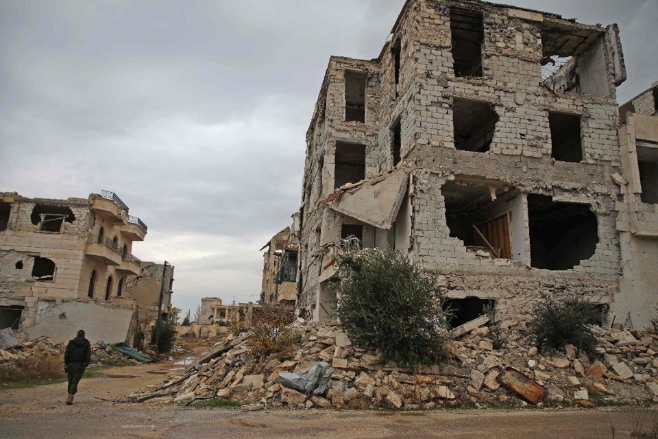 Prédio destruído no distrito de al-Rashidin, localizado no oeste de Aleppo, perto da província de Idlib, em 26 de novembro | AAREF WATAD/AFP