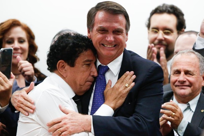 Senador Magno Malta (PR) com Jair Bolsonaro (PSL). | WALTERSON ROSA/ESTADÃO CONTEÚDO