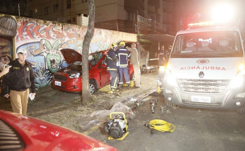 Duas equipes dos Bombeiros e uma ambulância foram acionadas para a ocorrência no Alto da Glória. | Lineu Filho/Tribuna do Paraná