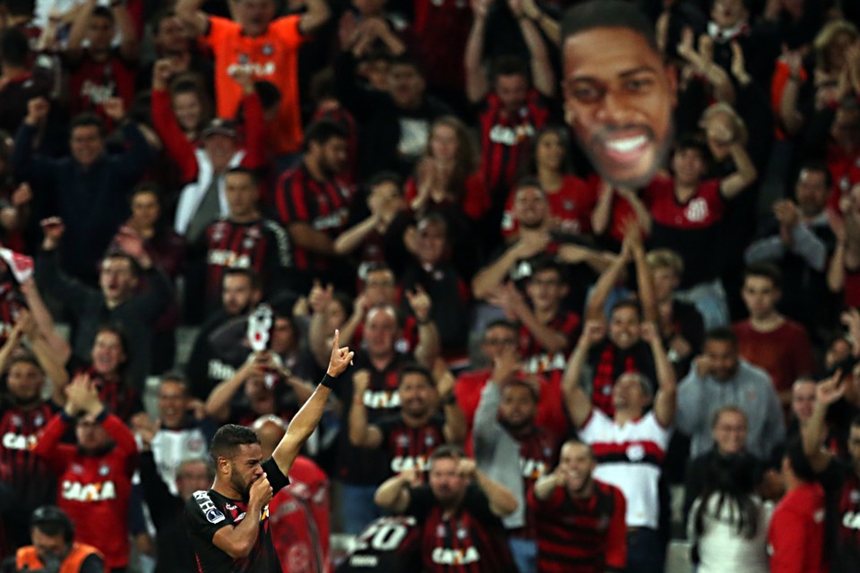 Renan Lodi se emocionou no primeiro gol do Furacão. | Albari Rosa/Gazeta do Povo/